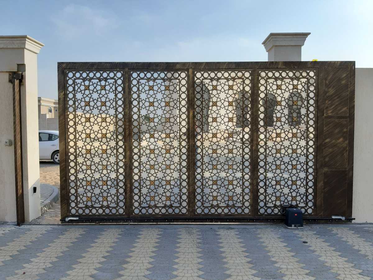 Portão eletrônico deslizante de metal em estrutura de alvenaria, na entrada de um condomínio